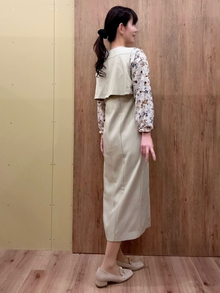 ブルー系のシャツ/ブラウス、ベージュ系のシャツ/ブラウス、ベージュ系のパンプスを着用したレディースの冬コーディネートの4枚目の写真