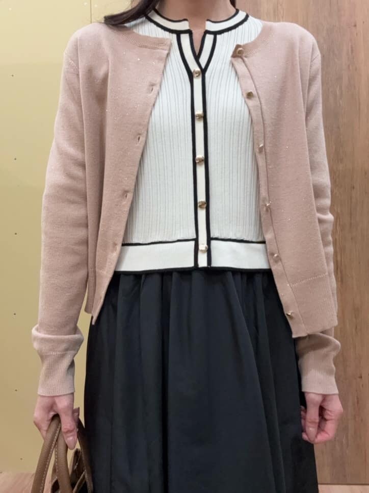 ホワイト系のワンピース、ブラック系のトートバッグ、ベージュ系のパンプスを着用したレディースの春コーディネートの4枚目の写真