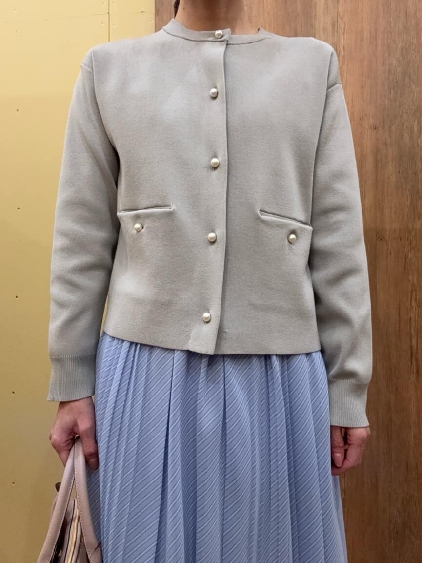 ブラウン系のパンプス、ピンク系のトートバッグ、グレー系のカーディガン/ボレロを着用したレディースの冬コーディネートの4枚目の写真