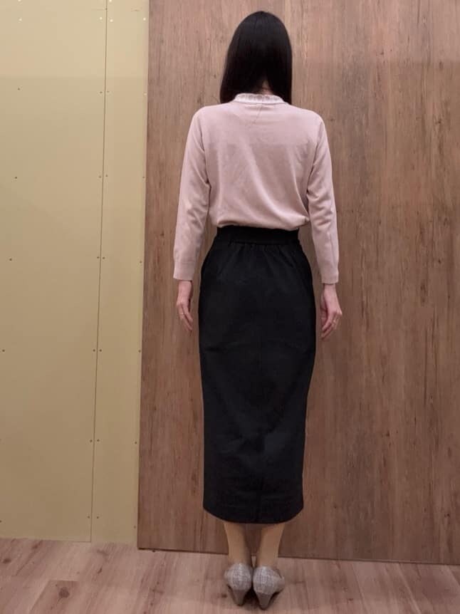 ブラウン系のパンプス、ピンク系のニット/セーター、ブラック系のスカートを着用したレディースの春コーディネートの5枚目の写真