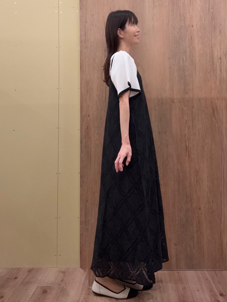 ベージュ系のパンプス、ブラック系のワンピース、ホワイト系のニット/セーターを着用したレディースの春コーディネートの2枚目の写真