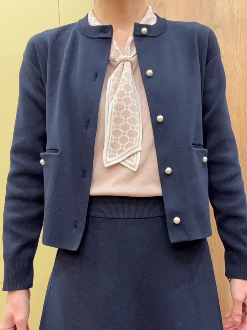 ブラウン系のパンプス、ブルー系のスカート、ブルー系のカーディガン/ボレロを着用したレディースの春コーディネートの4枚目の写真