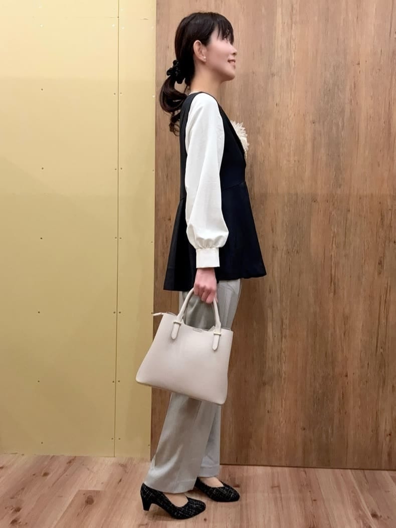 ブラック系のパンプス、グレー系のその他パンツ、ブルー系のシャツ/ブラウスを着用したレディースの冬コーディネートの2枚目の写真
