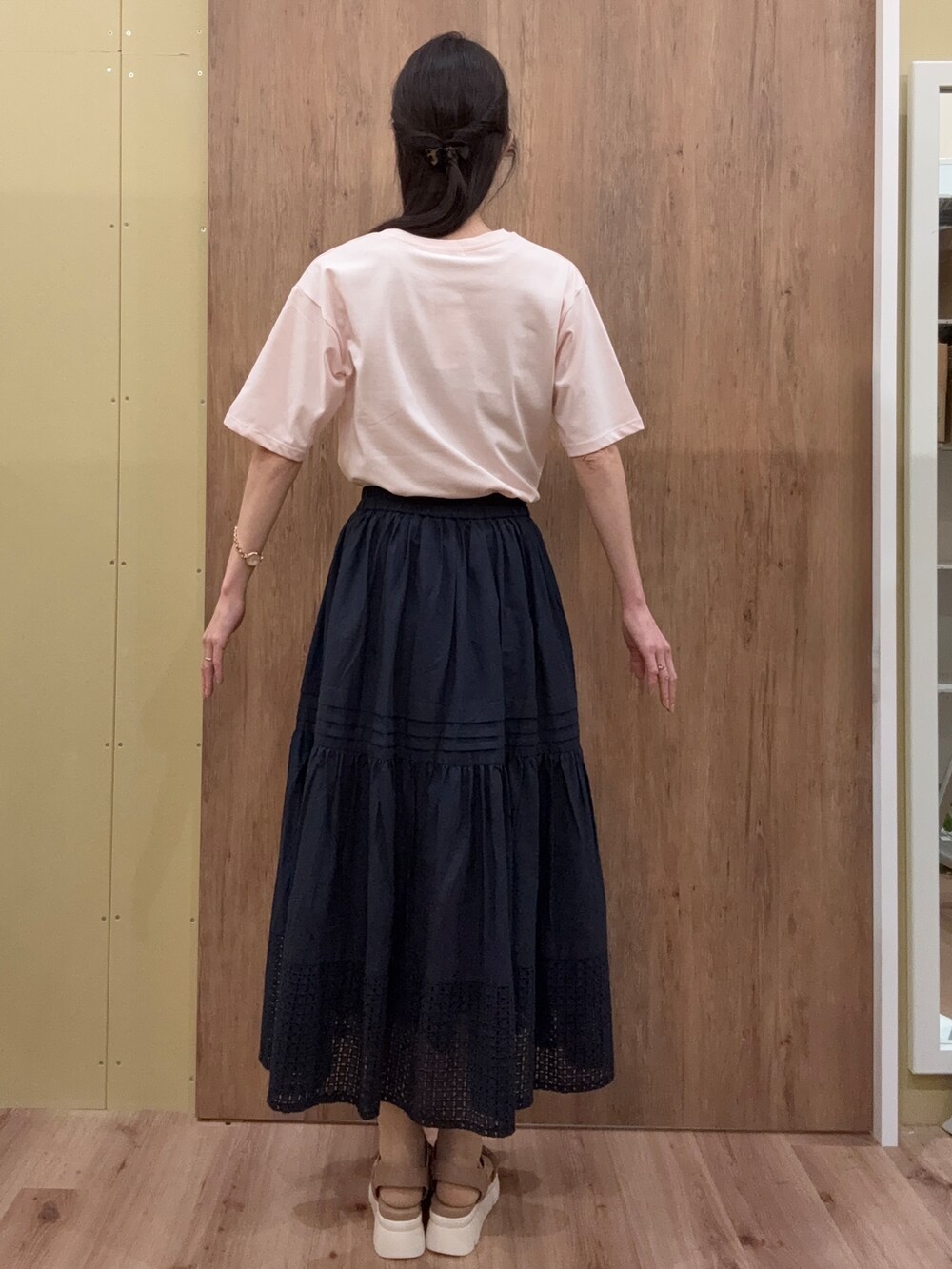 ブルー系のテーラードジャケット、ピンク系のTシャツ/カットソー、ピンク系のシャツ/ブラウスを着用したレディースの春コーディネートの3枚目の写真