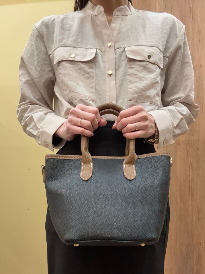 ブラック系のトートバッグ、ベージュ系のパンプス、ベージュ系のシャツ/ブラウスを着用したレディースの春コーディネートの5枚目の写真