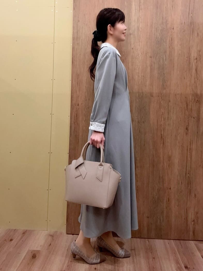 ブラウン系のパンプス、グレー系のその他パンツ、ベージュ系のトートバッグを着用したレディースの冬コーディネートの7枚目の写真
