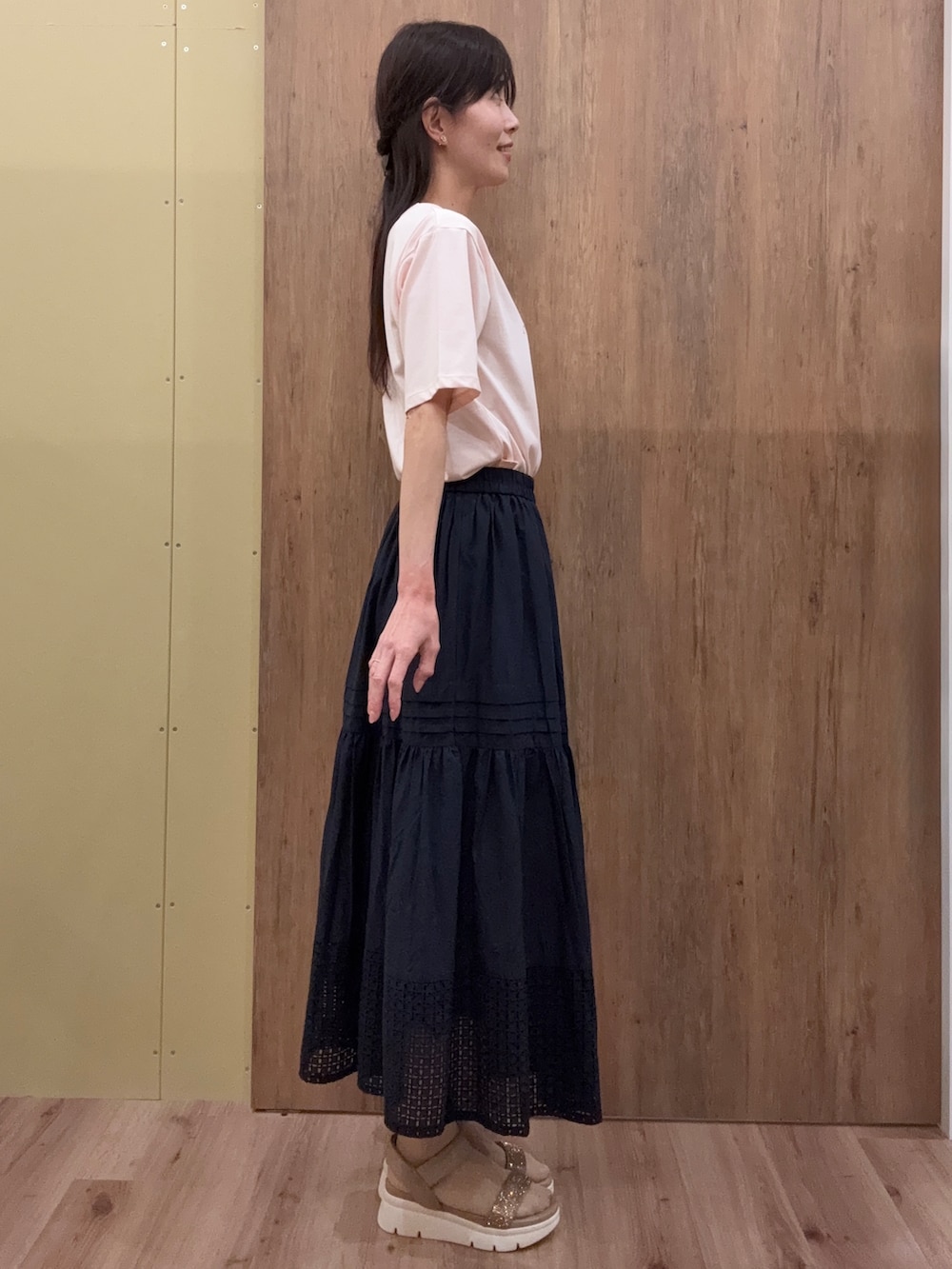 ブルー系のテーラードジャケット、ピンク系のTシャツ/カットソー、ピンク系のシャツ/ブラウスを着用したレディースの春コーディネートの2枚目の写真