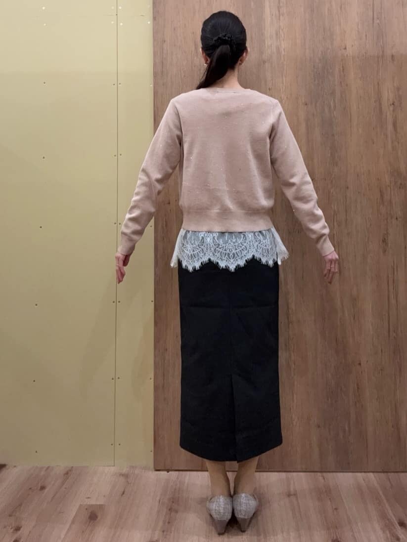 ブラウン系のパンプス、ピンク系のカーディガン/ボレロ、ブラック系のスカートを着用したレディースの春コーディネートの3枚目の写真