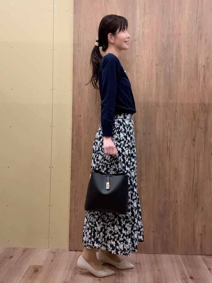 ブラック系のその他パンツ、ブラック系のハンドバッグ、ブルー系のスカートを着用したレディースの春コーディネートの2枚目の写真
