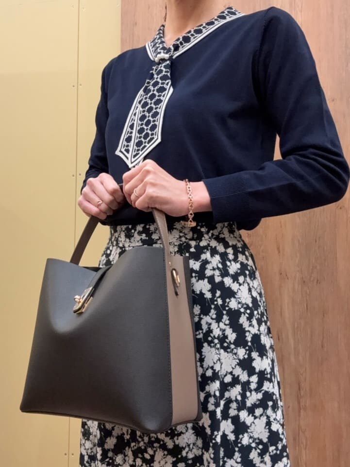 ブラック系のその他パンツ、ブラック系のハンドバッグ、ブルー系のスカートを着用したレディースの春コーディネートの4枚目の写真