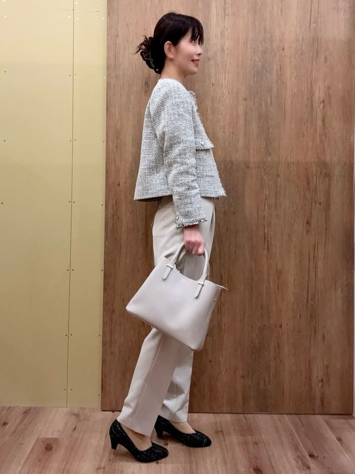 ブラック系のパンプス、ベージュ系のその他パンツ、ホワイト系のシャツ/ブラウスを着用したレディースの冬コーディネートの2枚目の写真