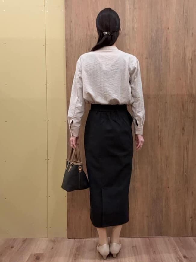 ブラック系のトートバッグ、ベージュ系のパンプス、ベージュ系のシャツ/ブラウスを着用したレディースの春コーディネートの3枚目の写真