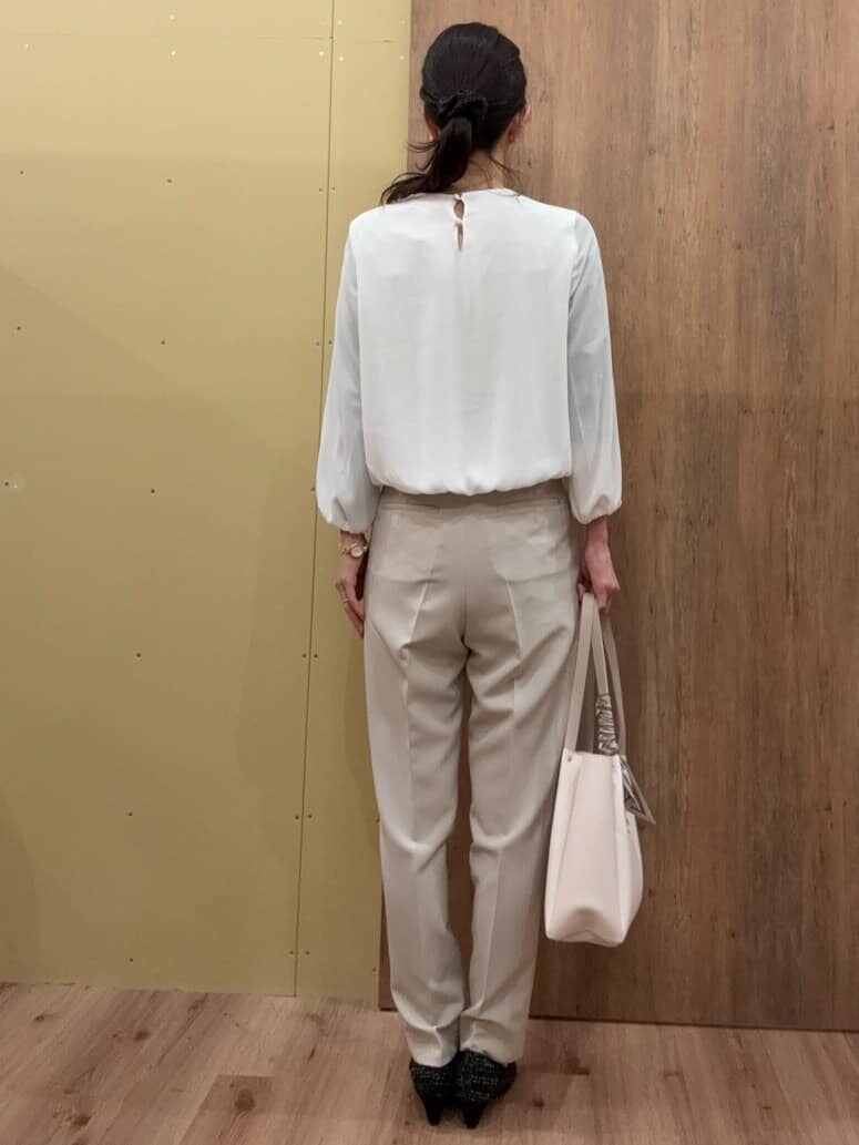ブラック系のパンプス、ベージュ系のその他パンツ、ホワイト系のシャツ/ブラウスを着用したレディースの春コーディネートの3枚目の写真