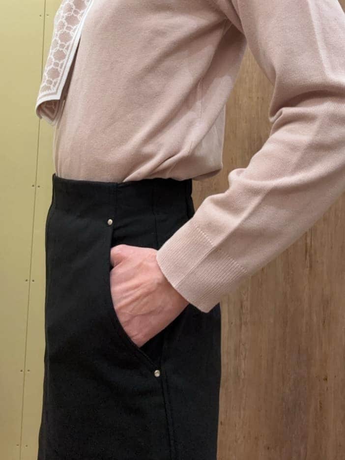 ブラウン系のパンプス、ピンク系のニット/セーター、ブラック系のスカートを着用したレディースの春コーディネートの4枚目の写真