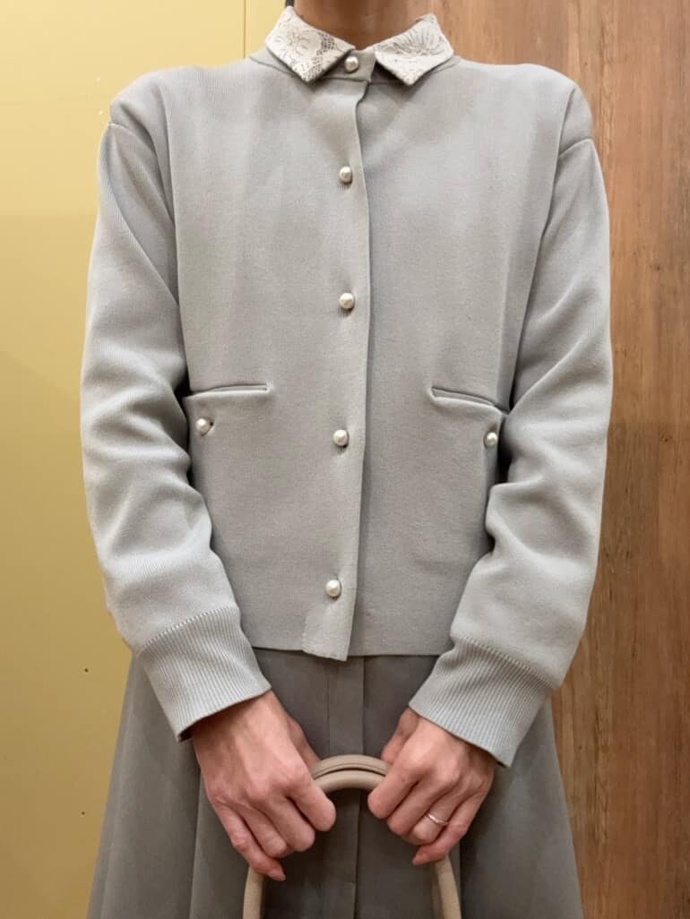 ブラウン系のパンプス、グレー系のその他パンツ、ベージュ系のトートバッグを着用したレディースの冬コーディネートの4枚目の写真
