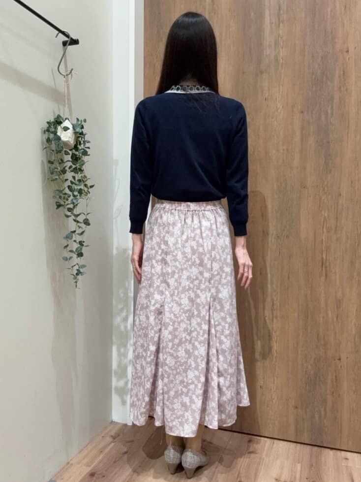 ブラウン系のパンプス、ピンク系のスカート、ブルー系のニット/セーターを着用したレディースの春コーディネートの3枚目の写真
