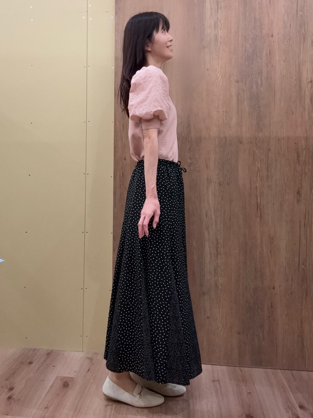 ベージュ系のその他シューズ、ピンク系のニット/セーター、ブラック系のスカートを着用したレディースの春コーディネートの2枚目の写真