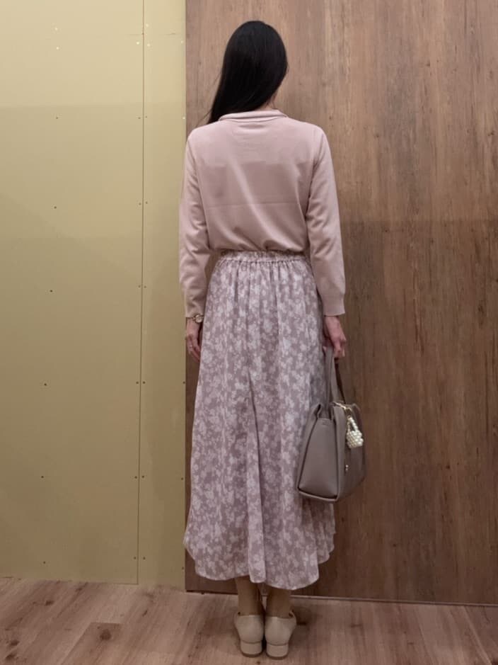 ベージュ系のパンプス、ブラウン系のトートバッグ、ピンク系のスカートを着用したレディースの春コーディネートの3枚目の写真