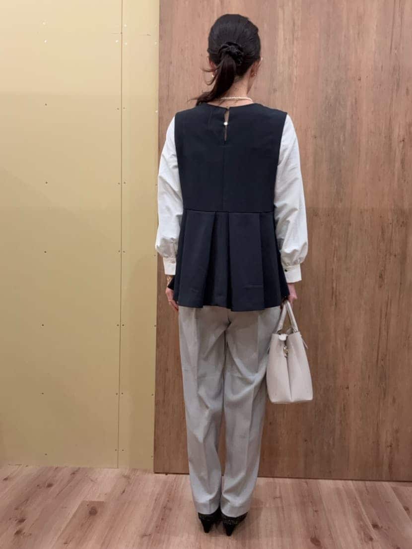 ブラック系のパンプス、グレー系のその他パンツ、ブルー系のシャツ/ブラウスを着用したレディースの冬コーディネートの3枚目の写真