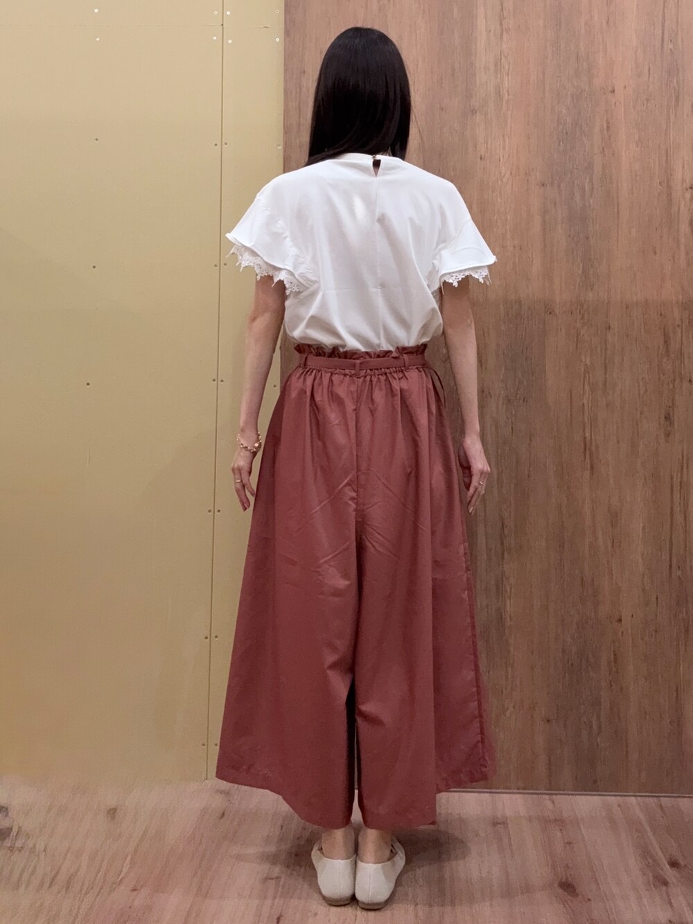 ベージュ系のその他シューズ、レッド系のその他パンツ、ホワイト系のTシャツ/カットソーを着用したレディースの春コーディネートの3枚目の写真