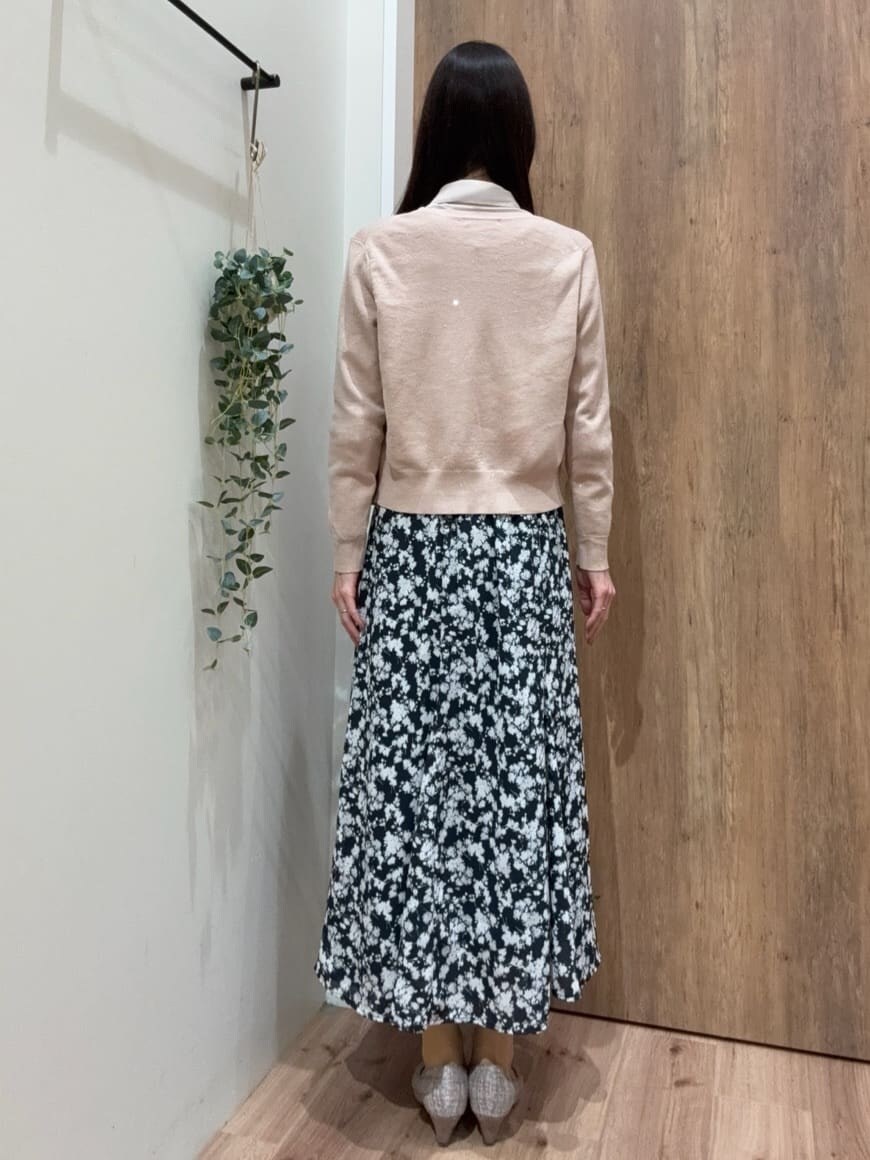 ブラウン系のパンプス、ブルー系のスカート、ピンク系のカーディガン/ボレロを着用したレディースの春コーディネートの3枚目の写真