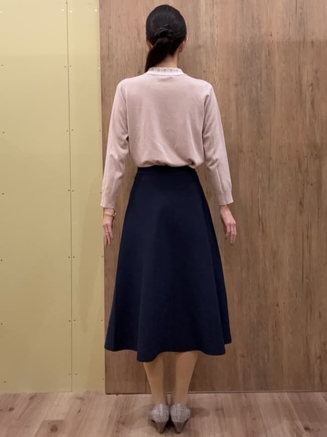 ブラウン系のパンプス、ブルー系のスカート、ピンク系のニット/セーターを着用したレディースの春コーディネートの3枚目の写真