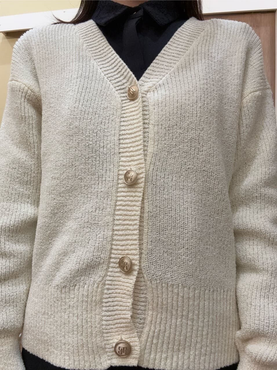 ブラウン系のパンプス、グレー系のハンドバッグ、ブルー系のワンピースを着用したレディースの冬コーディネートの4枚目の写真