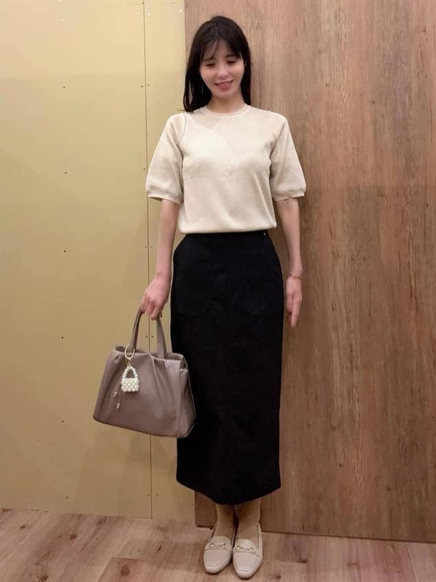 ベージュ系のパンプス、ブラウン系のトートバッグ、ブラック系のシャツ/ブラウスを着用したレディースの春コーディネートの7枚目の写真