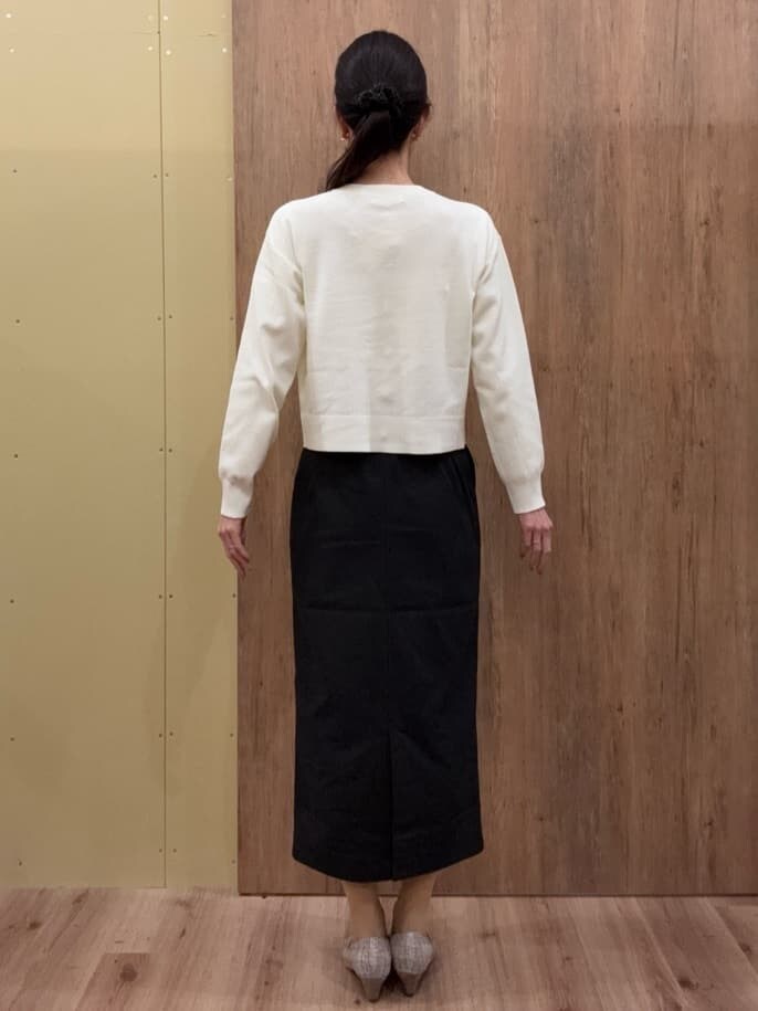 ブラウン系のパンプス、ブラック系のスカート、ホワイト系のカーディガン/ボレロを着用したレディースの春コーディネートの3枚目の写真