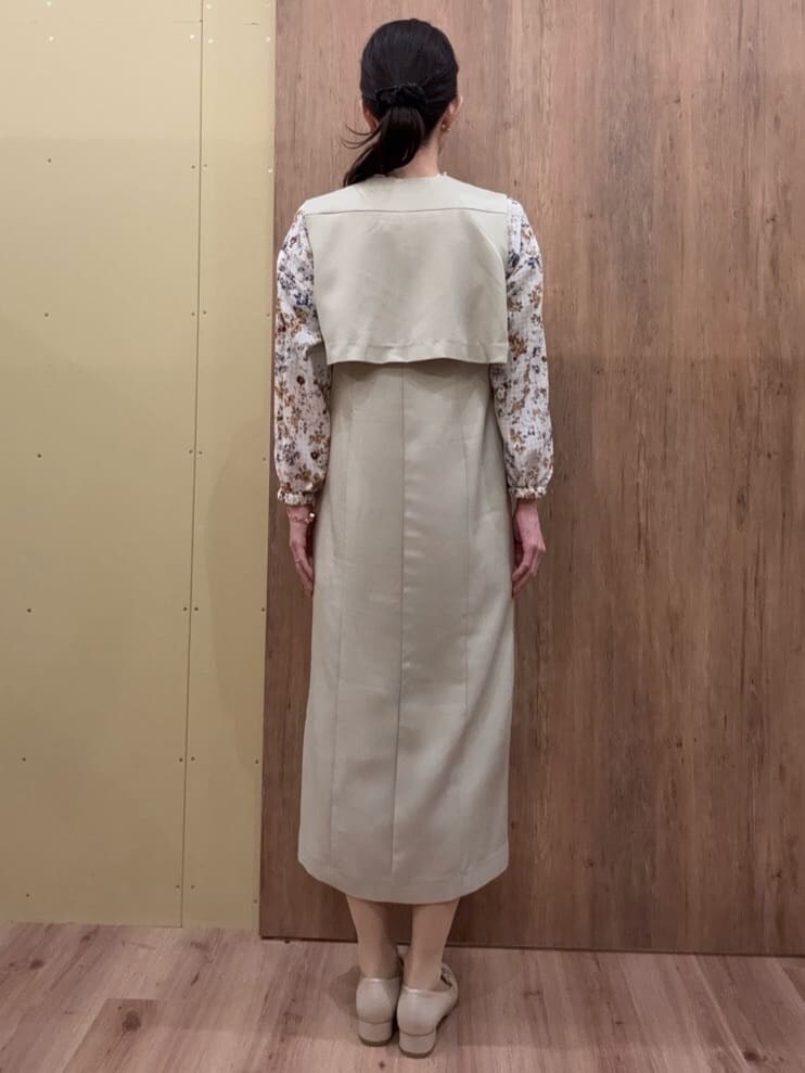 ブルー系のシャツ/ブラウス、ベージュ系のシャツ/ブラウス、ベージュ系のパンプスを着用したレディースの冬コーディネートの3枚目の写真