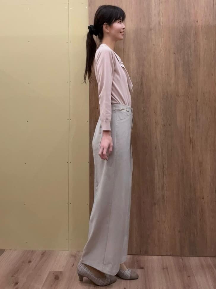 ブラウン系のパンプス、ベージュ系のその他パンツ、ピンク系のニット/セーターを着用したレディースの春コーディネートの2枚目の写真