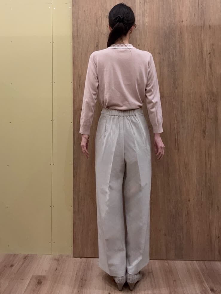 ブラウン系のパンプス、ベージュ系のその他パンツ、ピンク系のニット/セーターを着用したレディースの春コーディネートの3枚目の写真