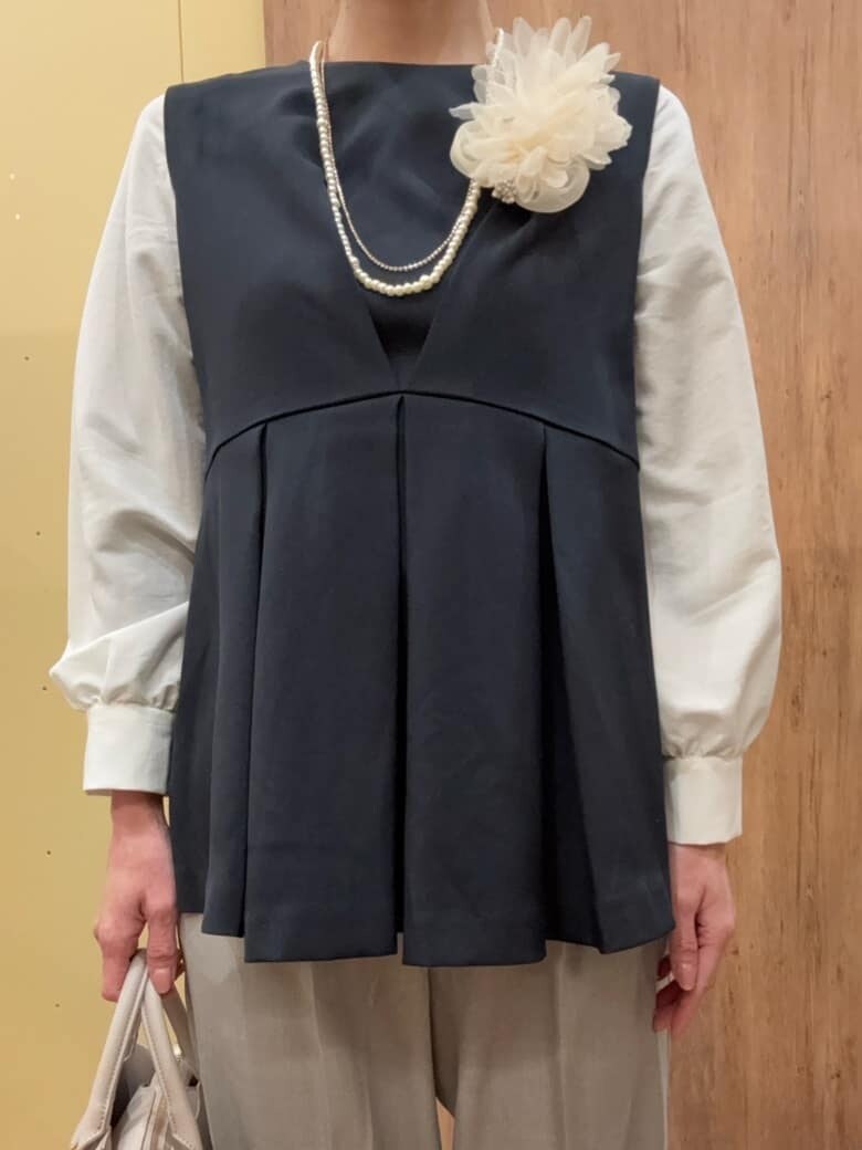 ブラック系のパンプス、グレー系のその他パンツ、ブルー系のシャツ/ブラウスを着用したレディースの冬コーディネートの4枚目の写真