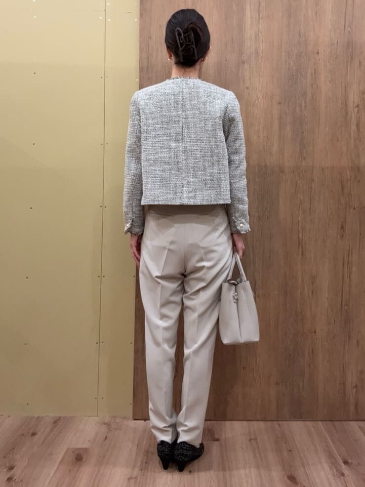 ブラック系のパンプス、ベージュ系のその他パンツ、ホワイト系のシャツ/ブラウスを着用したレディースの冬コーディネートの3枚目の写真