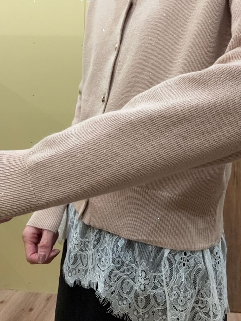 ブラウン系のパンプス、ピンク系のカーディガン/ボレロ、ブラック系のスカートを着用したレディースの春コーディネートの5枚目の写真