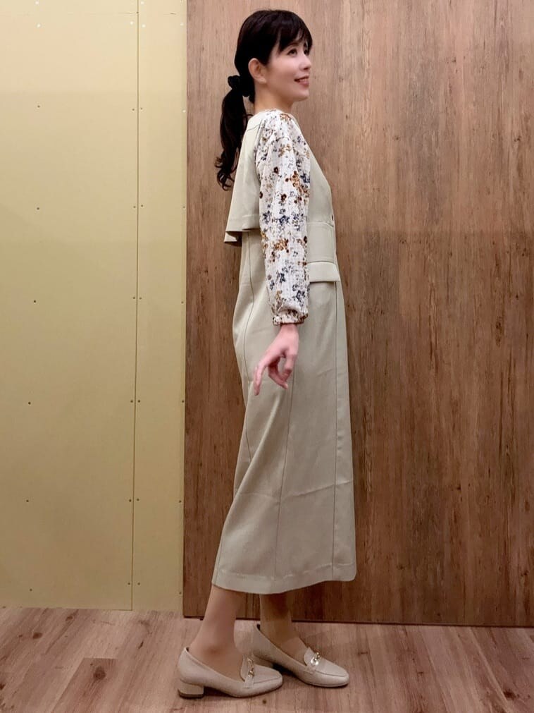 ブルー系のシャツ/ブラウス、ベージュ系のシャツ/ブラウス、ベージュ系のパンプスを着用したレディースの冬コーディネートの2枚目の写真
