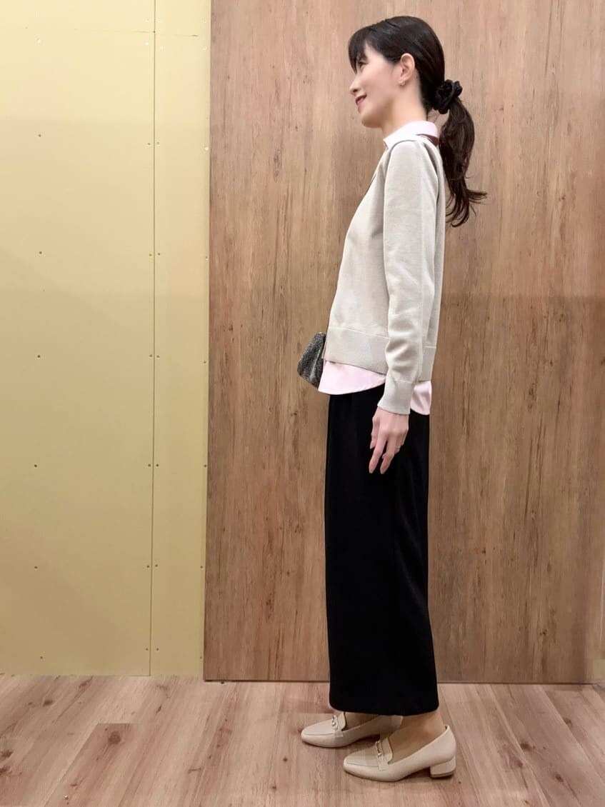 ベージュ系のパンプス、ブラック系のスカート、グレー系のその他パンツを着用したレディースの冬コーディネートの3枚目の写真