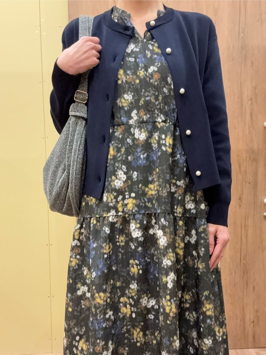 ブラック系のパンプス、シルバー系のショルダーバッグ、グリーン系のワンピースを着用したレディースの冬コーディネートの4枚目の写真