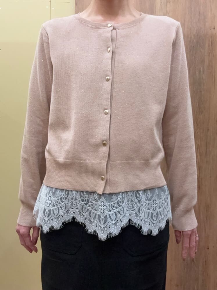 ブラウン系のパンプス、ピンク系のカーディガン/ボレロ、ブラック系のスカートを着用したレディースの春コーディネートの4枚目の写真
