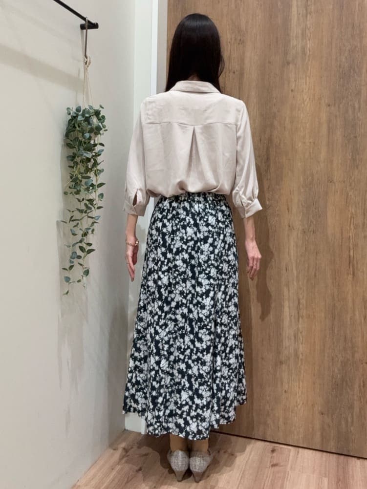 ブラウン系のパンプス、ブルー系のスカート、ベージュ系のシャツ/ブラウスを着用したレディースの春コーディネートの3枚目の写真