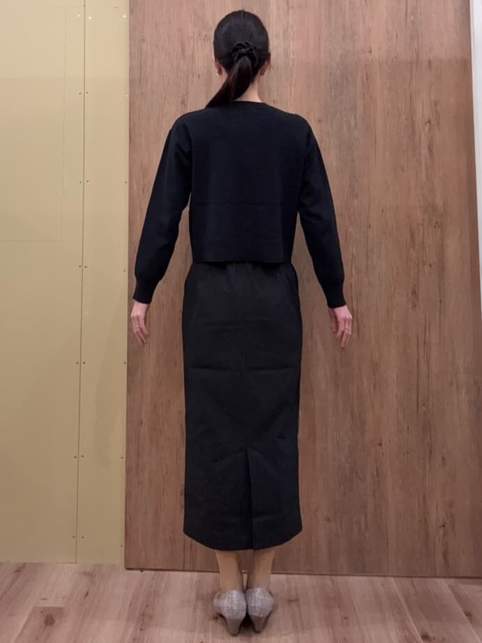 ブラウン系のパンプス、ブラック系のスカート、ブラック系のカーディガン/ボレロを着用したレディースの春コーディネートの3枚目の写真