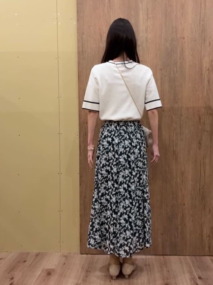 ホワイト系のニット/セーター、ホワイト系のニット/セーター、ブルー系のワンピースを着用したレディースの春コーディネートの4枚目の写真