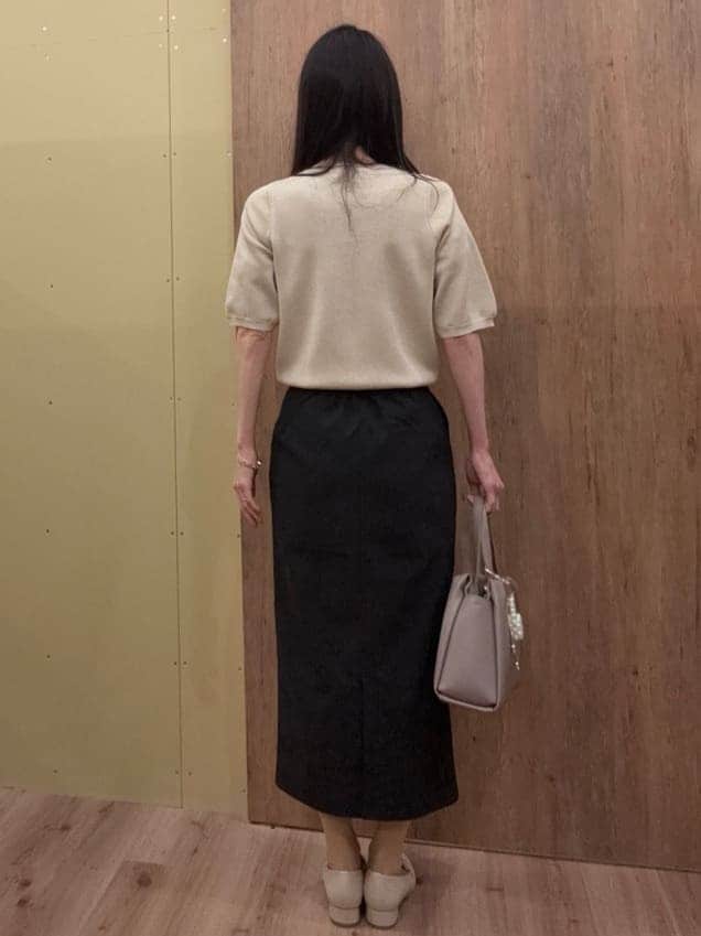 ベージュ系のパンプス、ブラウン系のトートバッグ、ブラック系のシャツ/ブラウスを着用したレディースの春コーディネートの9枚目の写真