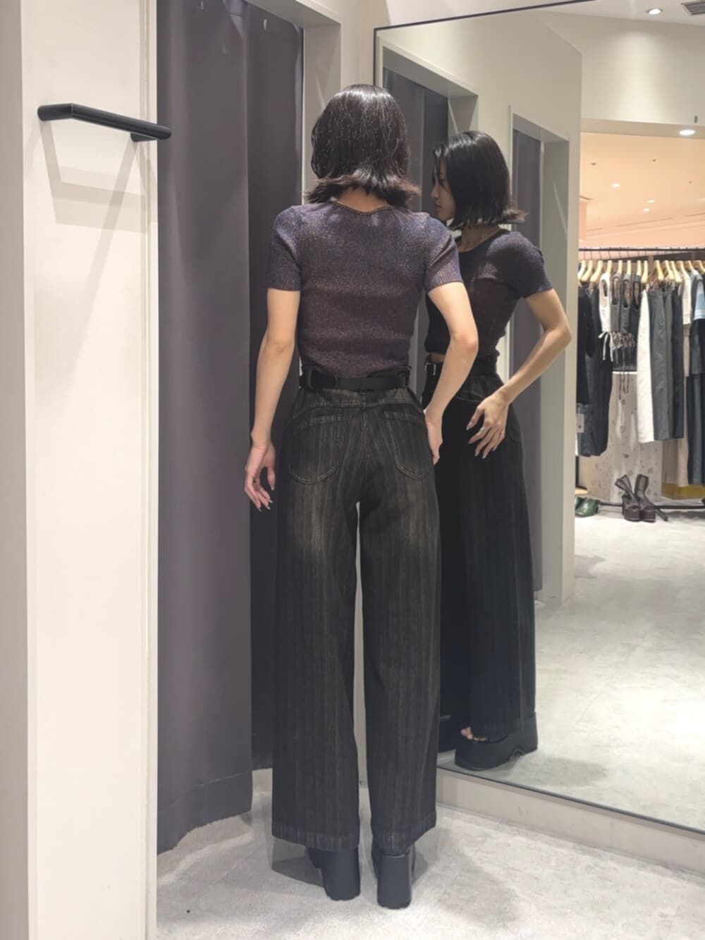 ブルー系のニット/セーター、ブラック系のデニムパンツ、ブラック系のブーツを着用したレディースの夏コーディネートの3枚目の写真