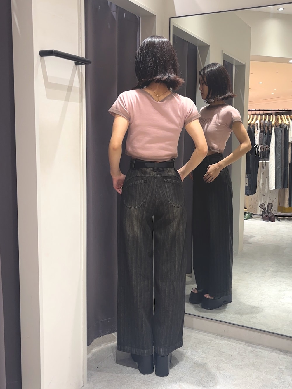 ピンク系のTシャツ/カットソー、ブラック系のデニムパンツ、ブラック系のブーツを着用したレディースの夏コーディネートの3枚目の写真