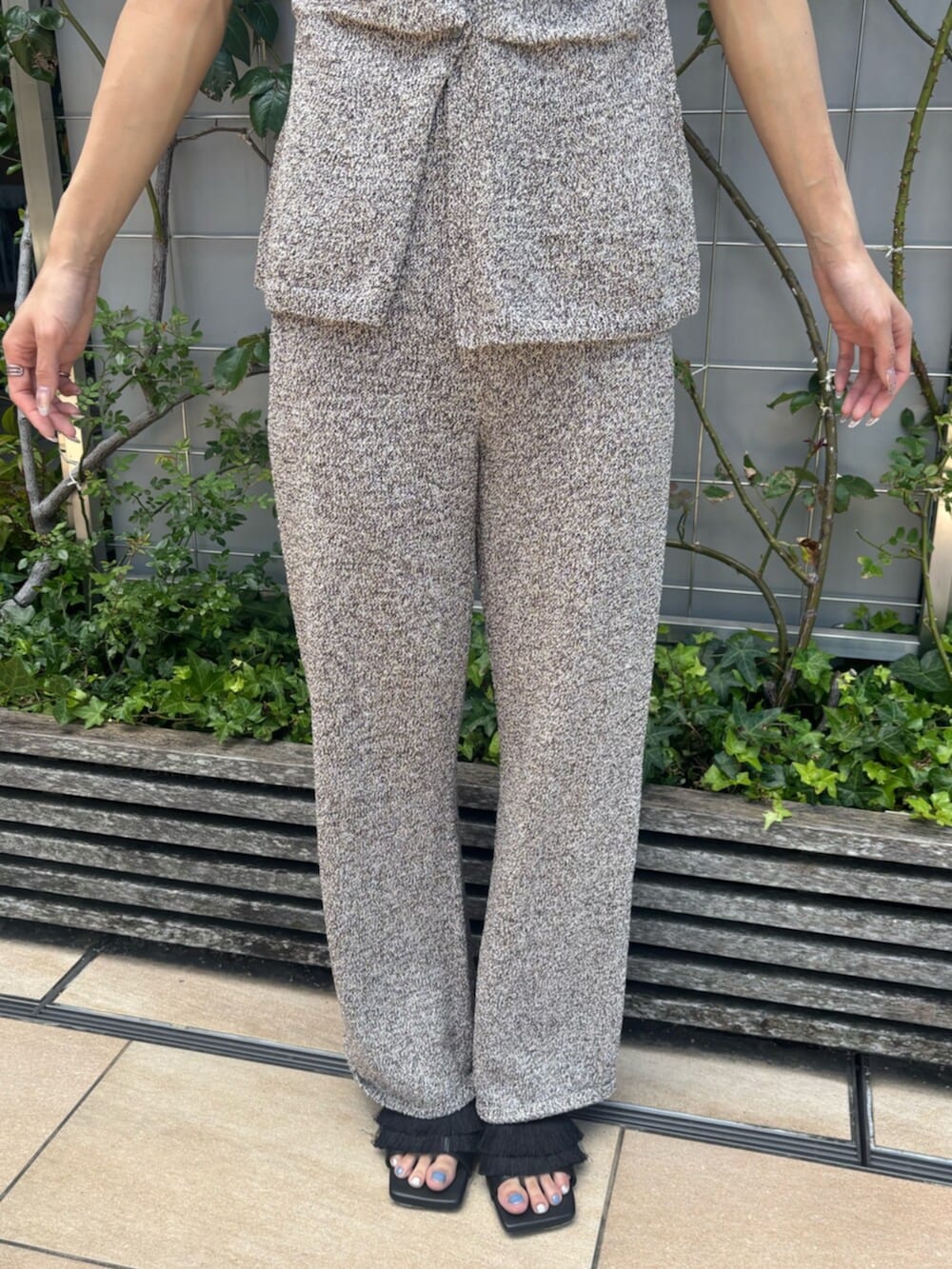 ベージュ系のその他パンツ、ベージュ系のタンクトップ、ブラック系のサンダルを着用したレディースの夏コーディネートの5枚目の写真