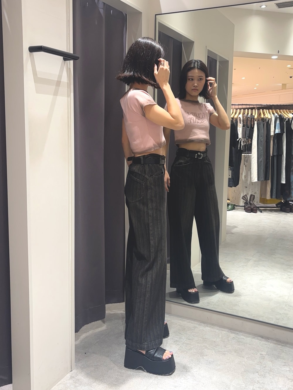 ピンク系のTシャツ/カットソー、ブラック系のデニムパンツ、ブラック系のブーツを着用したレディースの夏コーディネートの2枚目の写真
