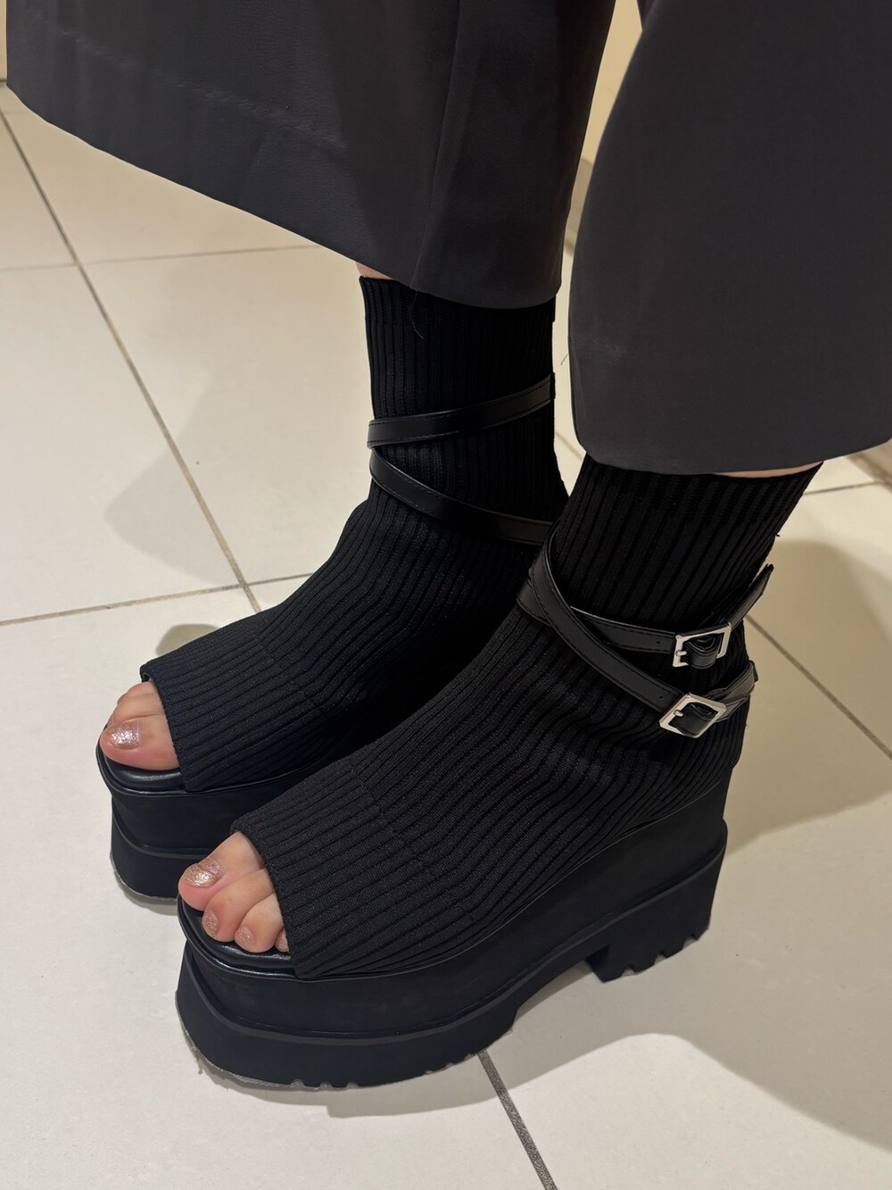グレー系のつなぎ/オールインワン、ブラック系のブーツ、ブラック系のショルダーバッグを着用したレディースの春コーディネートの6枚目の写真