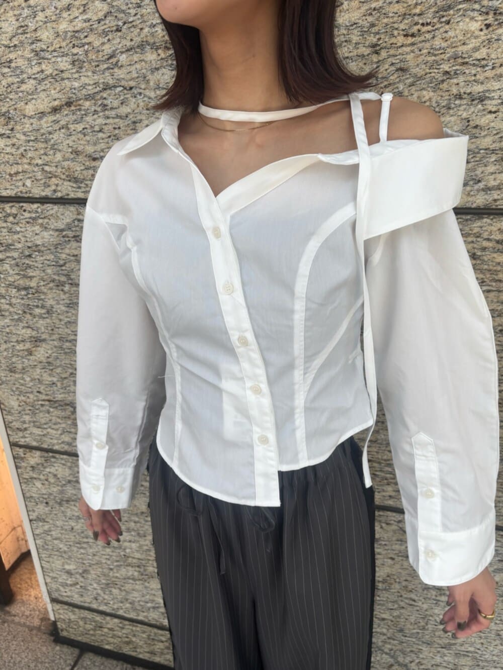 ブラック系のパンプス、グレー系のその他パンツ、ホワイト系のシャツ/ブラウスを着用したレディースの秋コーディネートの4枚目の写真