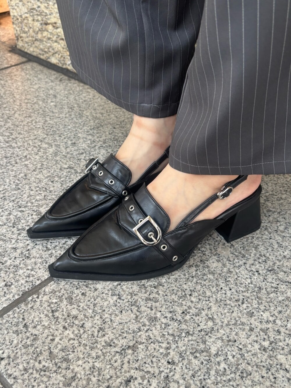ブラック系のパンプス、グレー系のその他パンツ、ホワイト系のシャツ/ブラウスを着用したレディースの秋コーディネートの6枚目の写真